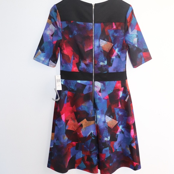 MAGGY LONDON Geo Fit Flare Short Sleeve Dress - Picture 4 of 5